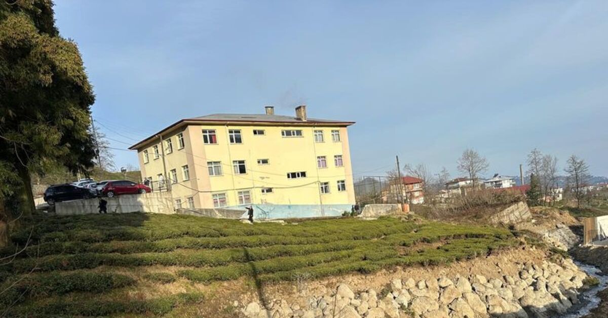Rize’de bahçesinde çökmeler oluşan okulda eğitime ara verildi