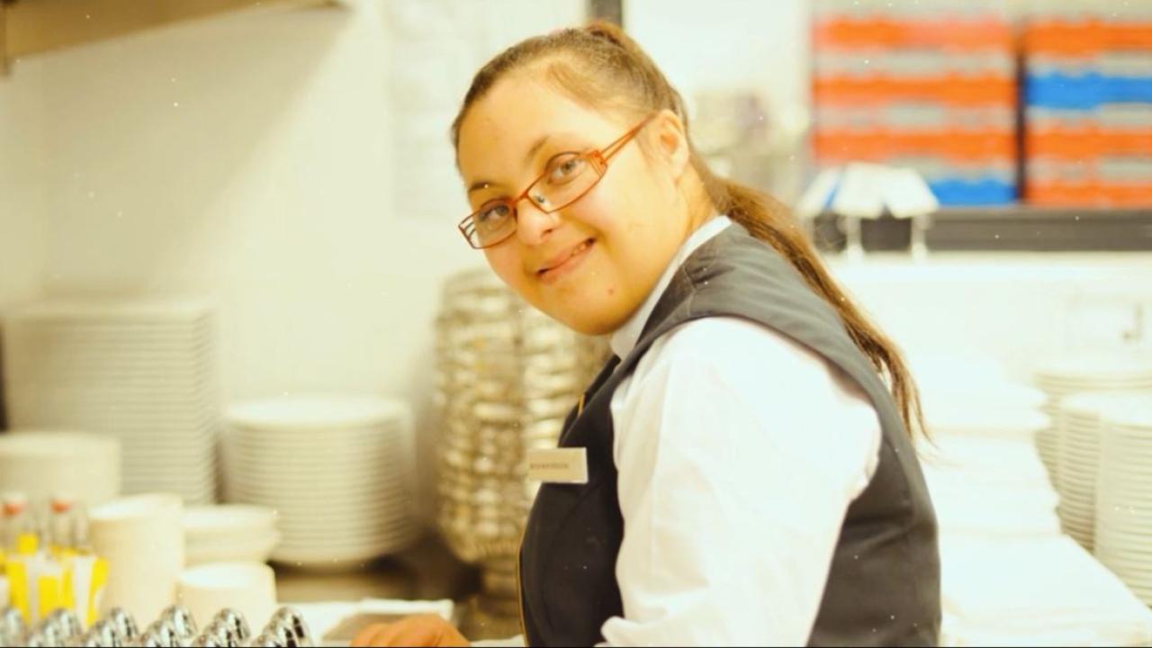 Down Sendromlu Beyza Nur çalıştığı otelin vazgeçilmez personeli oldu