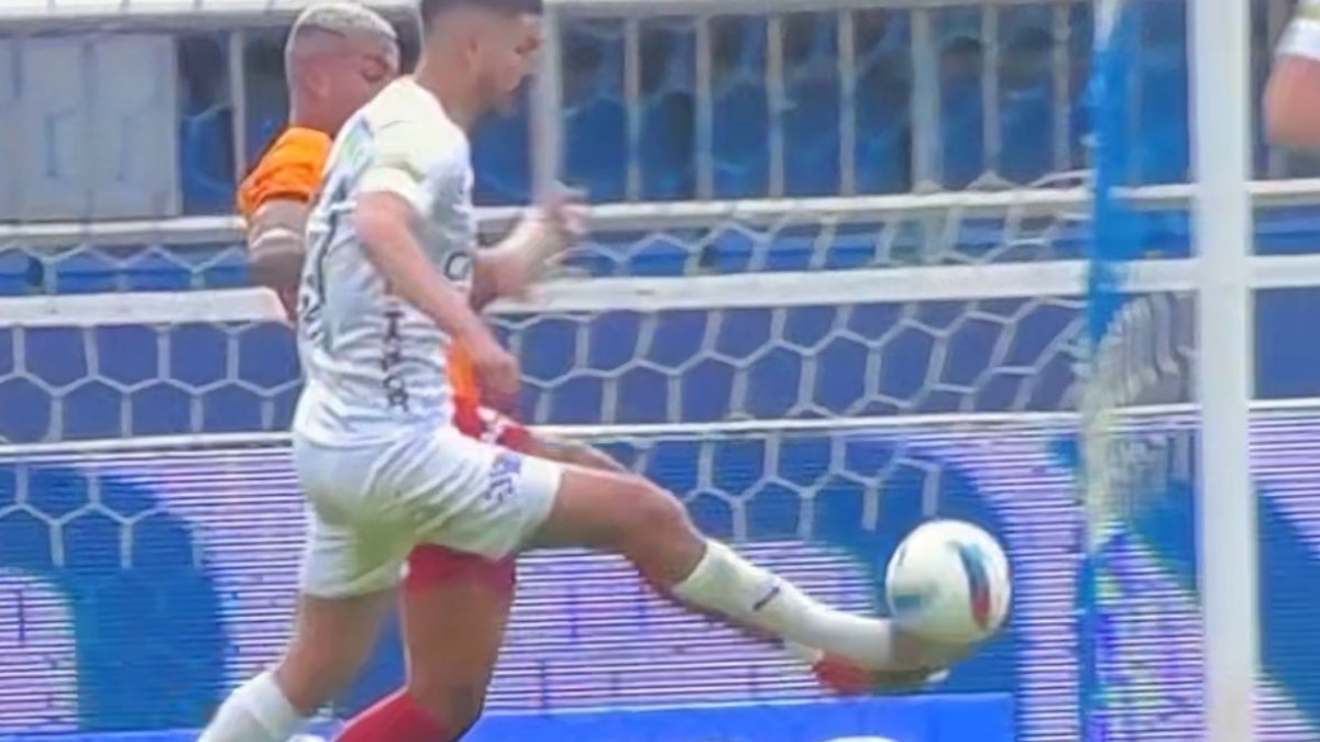 Kasımpaşa, Galatasaray maçında penaltı bekledi! Oyun devam etti