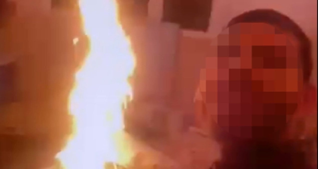 Annesi ile yaşadığı evi ateşe verip, canlı yayın açtı